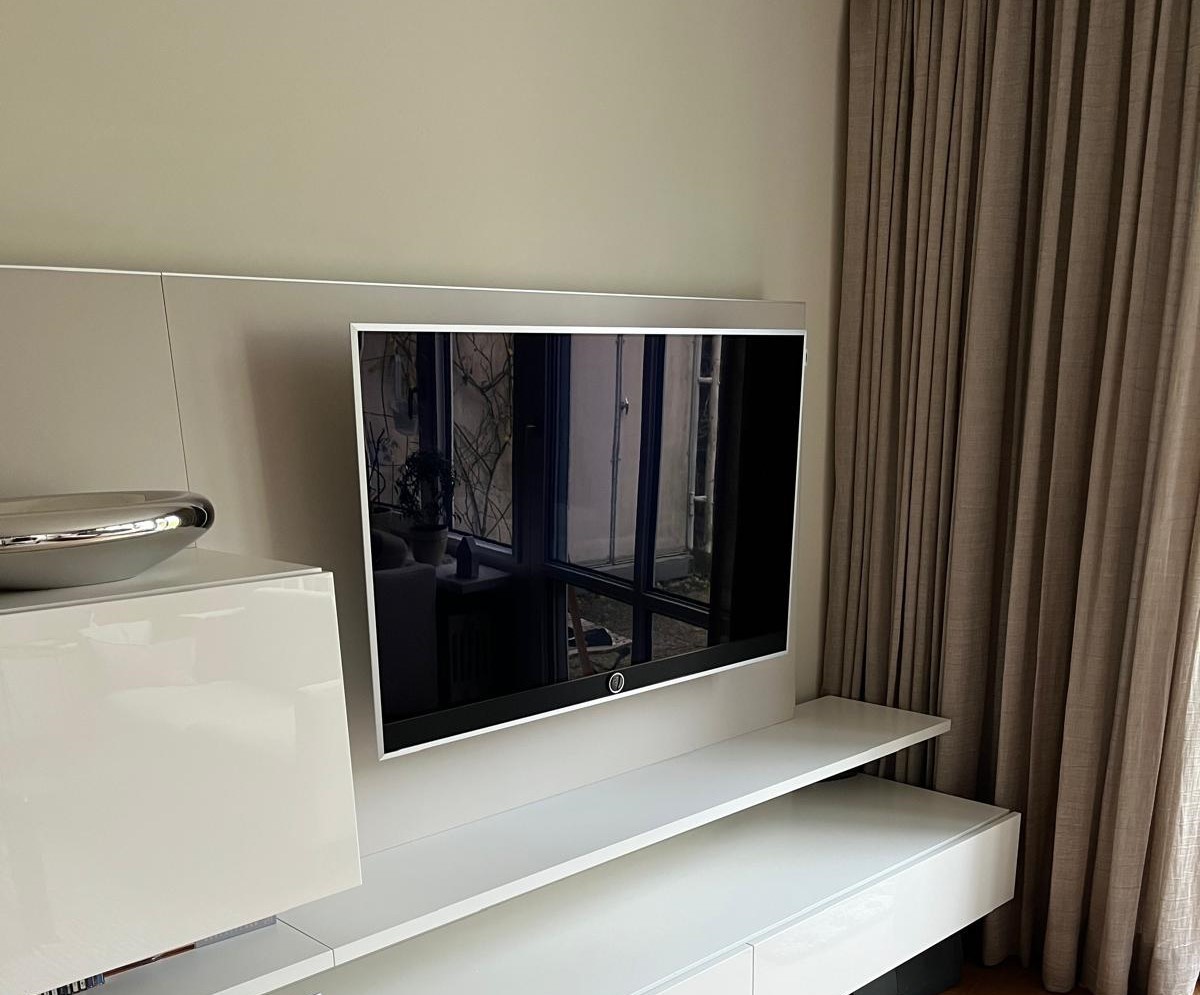 Wir begleiten Sie von Planung, Kauf, Installation bis hin zur Reparatur alles bei Albert Knoll in München Bogenhausen. Sie wollen kompetente und ehrliche Beratung dann kommen Sie in die Englschalkinger Str. 230 zu Albert Knoll ETS GmbH. Loewe; LG; Bang & Olufsen; Metz; Canvas Hifi und Leica alles in Bogenhausen bei Albert Knoll.