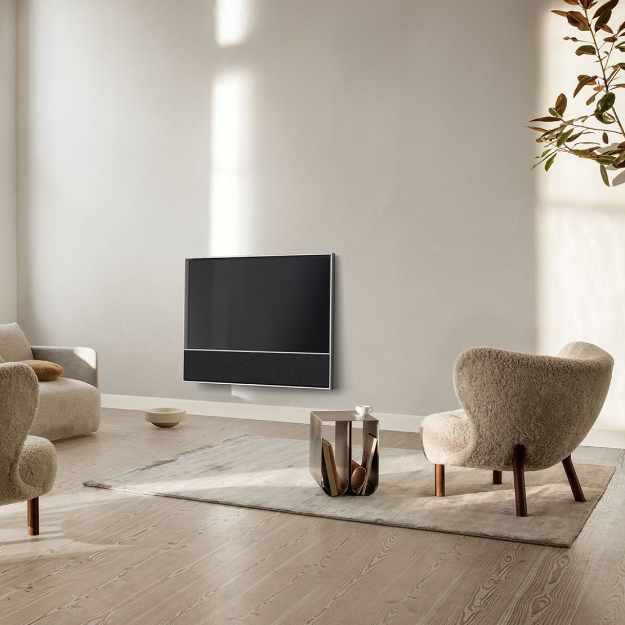 Das zeitlose Design des Bang & Olufsen Beovision Contour lässt den Fernseher in jeder Wohnung edel wirken. Durch seine elf eingebauten Lautsprechertreiber erleben sie ein verblüffendes Fernseheerlebnis.