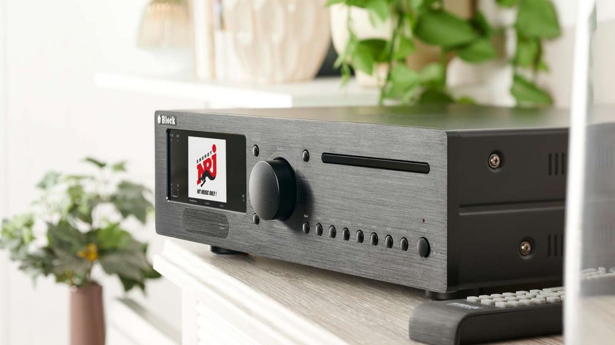 Der Audioblock CVR 200 ist ein kraftprotz unter den Musikanlangen, er verwandelt jedes Wohnzimmer in einen Konzert- oder Kinosaal. Durch die Bluetooth Verbindung können sie auch ihre Kopfhörer mit der Anlage verbinden.